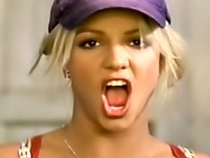 Şarkıcı aktris Britney Spears onu film baştan çıkarıcı bir kıyafet giyer