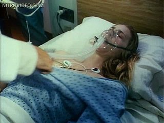 Gorgeous Blonde Babe Kathleen Kinmont legen oben ohne auf einem Krankenhaus-Bett