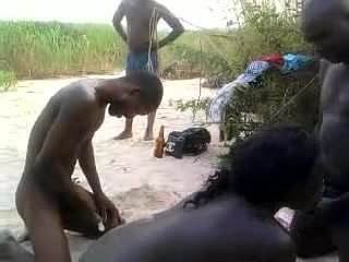 Les Africains dans la baise de la savane à la caméra