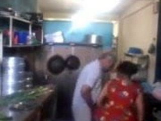 سريلانكا صاحب محل يمارس الجنس مع خادمته