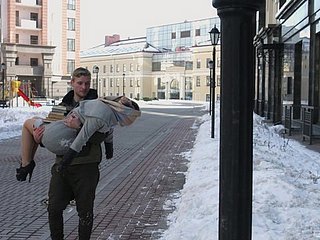 Seksowna rosyjska laska Tori Fox zostaje rozbierana i fucked dobra