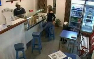 Реальное сексуальное видео кафе черный парень трахает сексуальную девушку