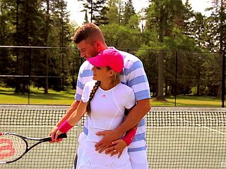 Quan hệ tình dục trên sân tennis cho một người vợ nóng bỏng