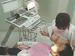 Gigi doktor gigi yang ganas jerks dari pelanggannya semasa mereka menghisap jug besarnya