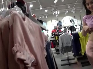 Openbare drietal sex in het winkelcentrum