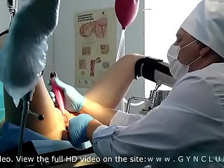 Bir jinekologda incelenen kız - fırtınalı orgazm