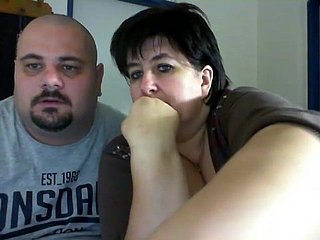 在网络摄像头的肥胖夫妇