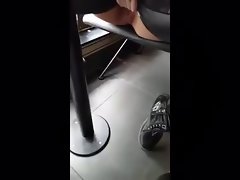 रेस्टोरेंट महिला फर्श पर pees