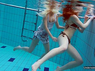 Zaloso Katrin Bulbul goza de natación desnuda submarina con niña caliente