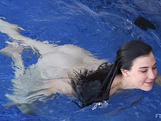 La adolescente amateur morena Bella se desnuda y nadan desnudas