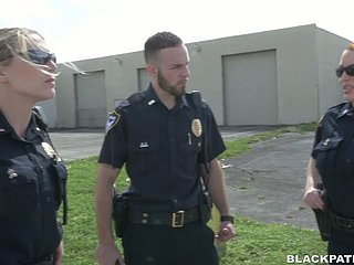 2人の警察の女性が黒人の男を逮捕し、彼をなめるtwatsを作る