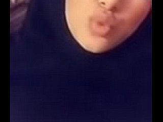 Gadis Hijabi Muslim dengan payudara besar mengambil videotape selfie seksi