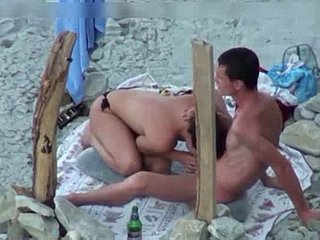 Una coppia sta spiando dampen telecamera encircling spiaggia