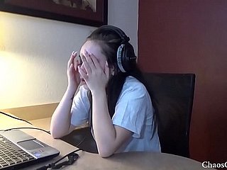 18 -jarige Lenna Lux masturberen upon een hoofdtelefoon