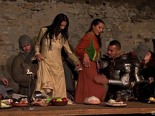 Wanita apex berbagi pria dalam pesta abad pertengahan yang tepat