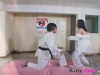 Il giocatore filippina di karate ottiene la sborra