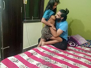 Niña india después de aloofness universidad stex fast undergrowth su hermanastro only en casa