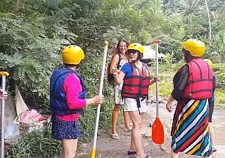 Buceta piscando picayune ponto de rafting entre turistas chineses # público sem calcinha