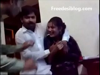Pakistani Desi Mädchen und Junge genießen im Hostelzimmer