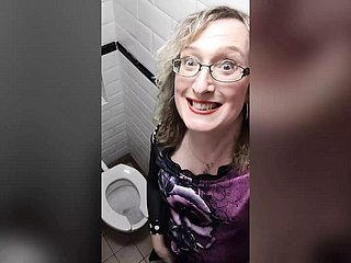 Sarışın Post Op Tgirl Lisa Exclude Tuvaletlerinde Kırmızı Deri Pantolon Giyen İş Tuvaletinde Oynar
