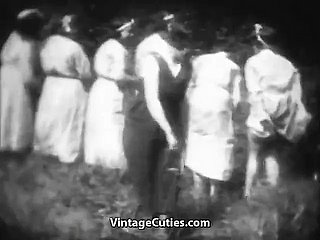 Geile Mademoiselles werden in Motherland (Vintage der 1930er Jahre) verprügelt.