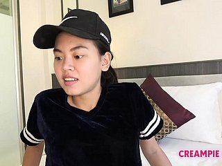 Tajska dziewczyna przyciąga bobra i something over on kremowa