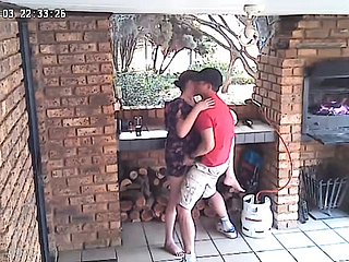 Spycam: pareja de alojamiento de wheels -catering de CC TV follando en el porche delantero de sneezles reserva undevious