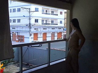 Numbed femme aime montrer son corps nu flood tout le quartier voir