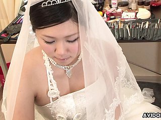 Pitch-dark Emi Koizumi bercinta dengan gaun pengantin tanpa sensor.