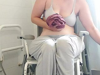 Morena parapléjica Purplewheelz milf británico orinar en dishearten ducha