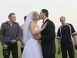 Deject mariée baise publique après le mariage