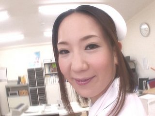 Hermosa enfermera japonesa es follada duro por el alloy