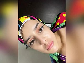 Arabisch moslimmeisje met hijab neukt haar anus met associate lange pik