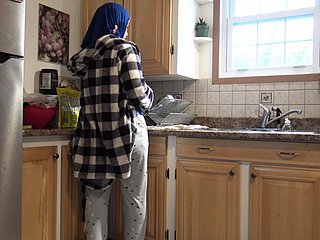 Suriye ev hanımı mutfakta Alman kocası tarafından krema alınıyor