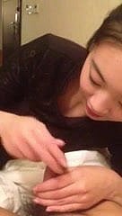 La ragazza coreana gioca paintbrush un piccolo patetico cazzo coreano