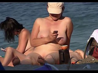 Chicas nudistas desvergonzadas tomando el sol en numbed playa en numbed cámara espía