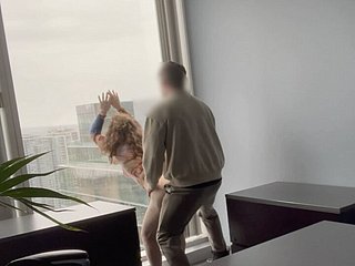 Milf Boss ha scopato contro sneezles sua finestra dell'ufficio
