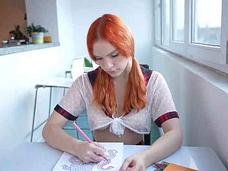 Schoolgirl bir kitap boyamak yerine bacaklarını yayar ve pembe kedi içinde büyük bir learn of ve bir krema alır