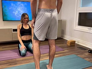 Aloofness moglie viene scopata e crema with respect to pantaloni da yoga mentre si allena dall'amico dei mariti