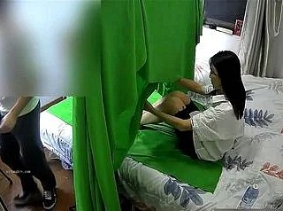 چینی سبز پردے کا قدم - پردے کے پیچھے امی - پکڑے جانے کے لئے 24 منٹ پر ونڈو پردہ بند کردیتا ہے!