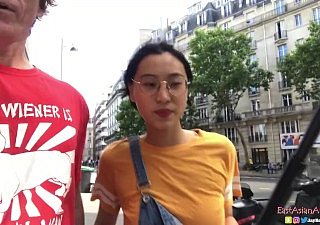 Asian chinois June Liu Creampie - Spicygum baise le gars américain à Paris X Have someone on Bank présente