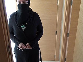 Britse malign neukt zijn volwassen Egyptische meid in hijab