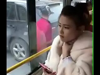 Menina chinesa beijou. Not much ônibus .