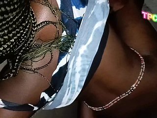 Congo zwart koppel bedrijft de liefde hardcore seks respecting de ene hoek van het kerkhuis