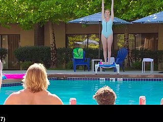 Alexandra Daddario nue dans la vidéo The Clog up