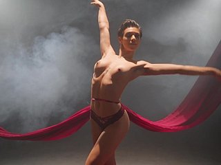 瘦弱的芭蕾舞演员在摄像头上展示了真实的色情独舞