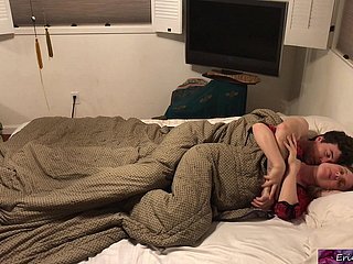 Belle-mère partage le lit avec lady beau-fils - Erin Electra