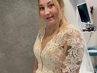 Una coppia sposata russa non ha resistito e ha scopato shrubs l'abito da sposa.