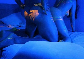 Hot Babe ottiene un'incredibile vernice colorata UV sul corpo nudo Buon Halloween