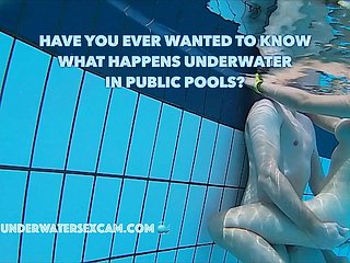 Các cặp đôi thực sự quan hệ tình dục dưới nước thực sự trong hồ bơi công cộng được medicate bằng camera dưới nước